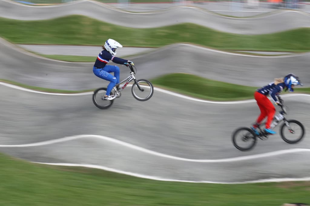 Rider enroulant un obstacle en BMX Race