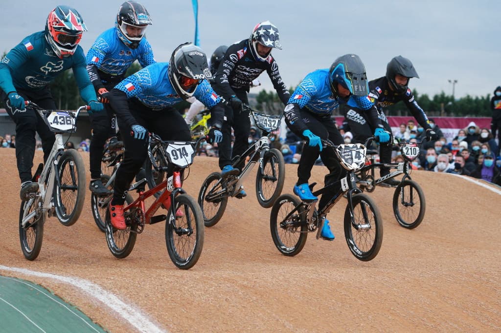 Rider sautant un obstacle en BMX Race